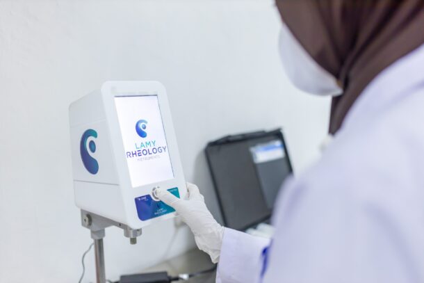 Keunggulan Pabrik Maklon Kosmetik yang Menggunakan Mesin Tooling Presisi Tinggi