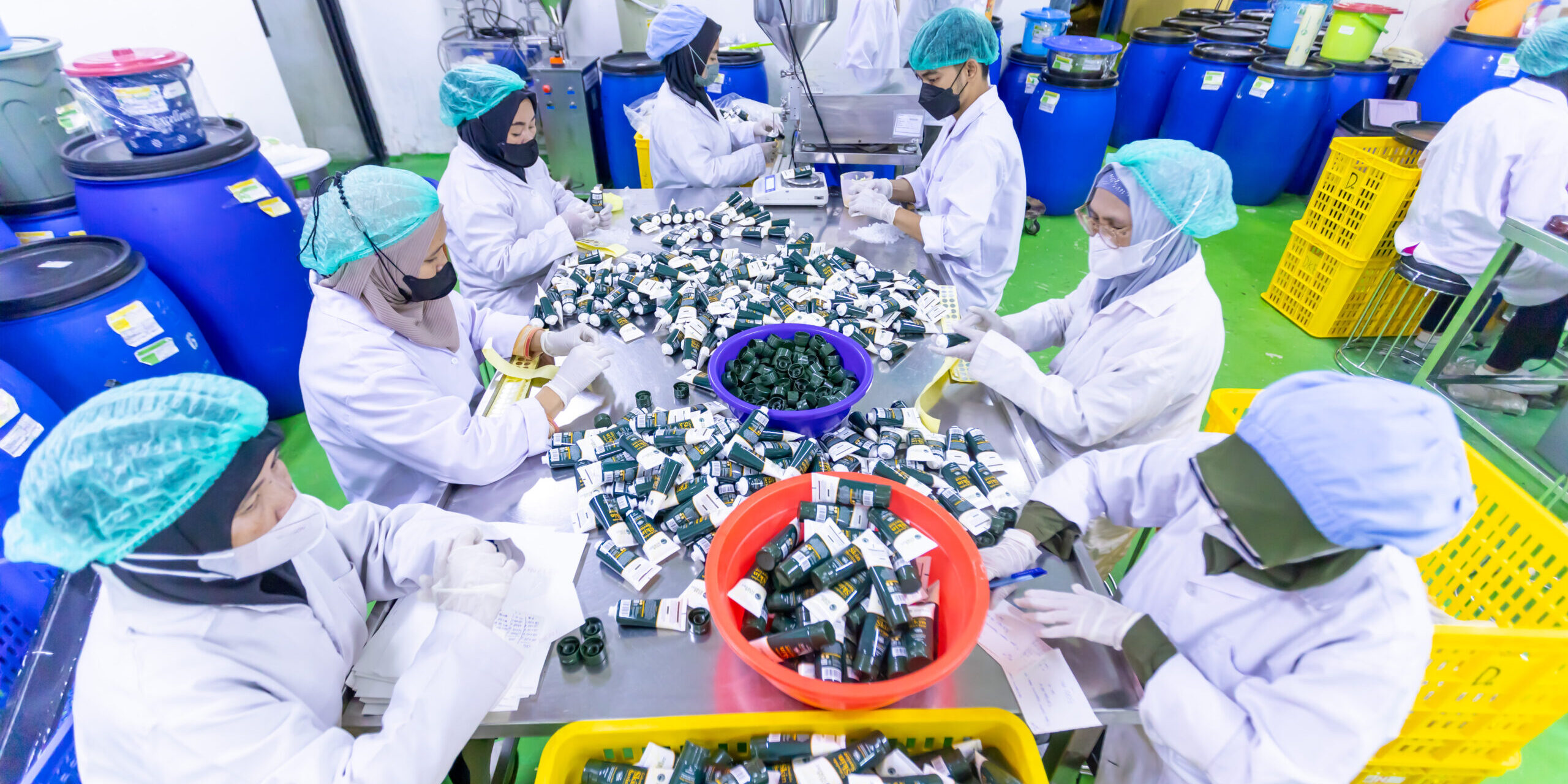 Perbandingan Toll Manufacturing Lokal vs Impor untuk Pabrik Kosmetik