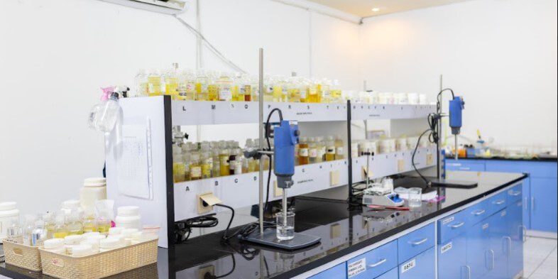 Fasilitas Produksi yang Wajib Dimiliki Pabrik Kosmetik Profesional