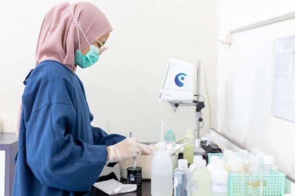 Mengenal Proses Pengemasan Produk di Pabrik Kosmetik